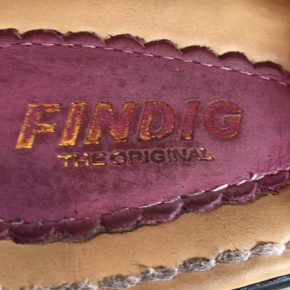 Finding sandals - Picture 7 of 7